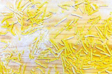 I "passatelli", la tradizionale pasta italiana di origine emiliana su un tagliere di legno