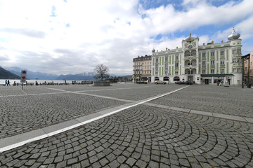 Rathausplatz mit dem Rathaus in Gmunden (Salzkammergut, Oberösterreich, Österreich) - Town square...