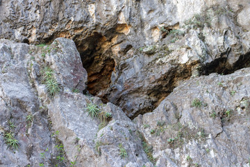 minas, cavernas, cuevas, en las monta&ntilde;as o cerros, en este caso en el cerro de las mitras.