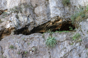 minas, cavernas, cuevas, en las montañas o cerros, en este caso en el cerro de las mitras.