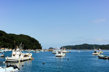 Fototapeta na wymiar 宮城県女川の小さな漁港