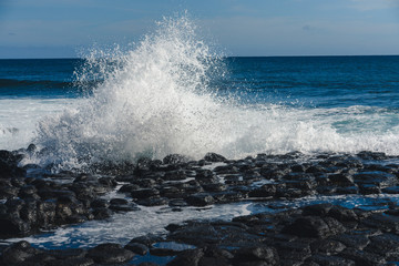 Fototapeta premium waves crashing on rocks