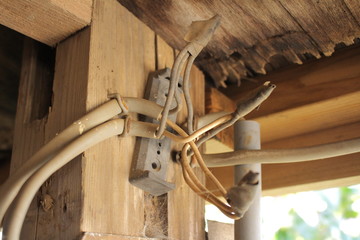 Obraz premium 老朽化して危険な電気配線