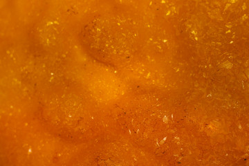 formacion de cristales amarillos y anaranjados en una gruta