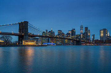 Brooklyn Bridge und New York Panorama am Abend