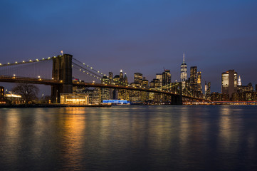 Obraz na płótnie Canvas Brooklyn Bridge und New York Panorama am Abend
