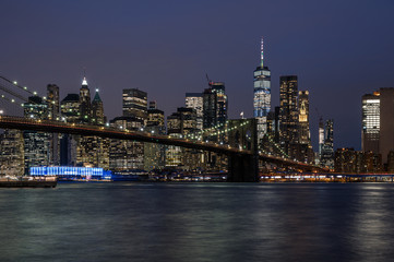 Plakat Brooklyn Bridge und New York Panorama bei Nacht
