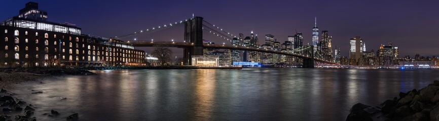 Fototapeta na wymiar Brooklyn Bridge und New York Panorama bei Nacht