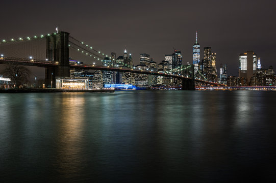 Brooklyn Bridge und New York Panorama bei Nacht