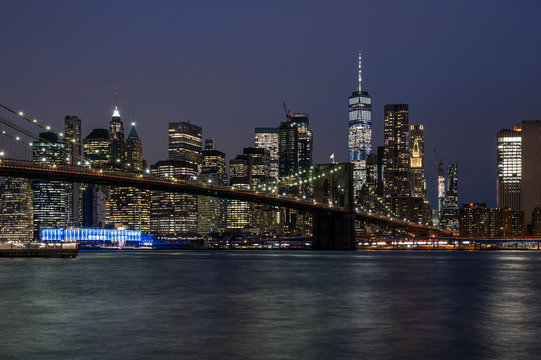 Brooklyn Bridge und New York Panorama bei Nacht