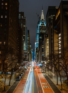 Straße in New York bei Nacht