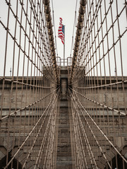 US Flagge auf Brooklyn Bridge in New York