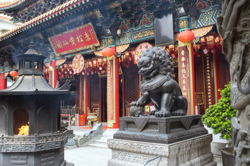 Chinese guardian lion statue at Wong Tai Sin Temple in Hong Kong　香港の寺 黄大仙廟