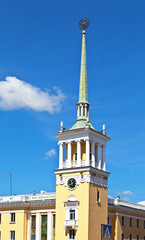 Obraz premium Angarsk, Irkutsk region. The spire of the tower with the city clock on the central square against the blue sky. Banner translation: Angarsk is my favorite city