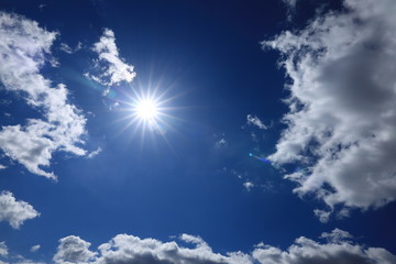 まぶしい太陽と雲