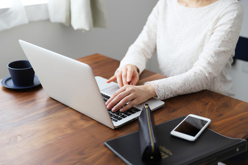 Fototapeta premium 自宅でテレワークをする女性