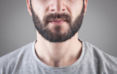 Obraz premium Caucasian bearded man in grey background.
