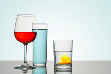 Copa y vasos de cristal con un fondo blanco y bebidas de diferentes tipos y colores, con composiciones atractivas