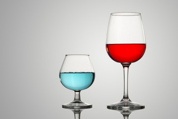 Copas de cristal con liquido o bebidas de colores rojo y azul