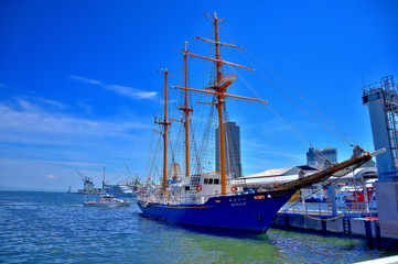 Fototapeta na wymiar 神戸港の初夏、帆船