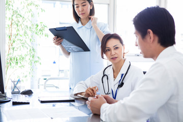 医師に病状を伝える男性