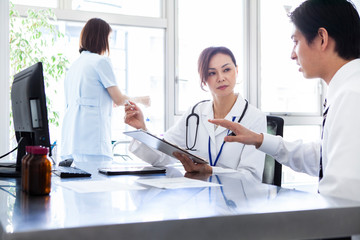 Obraz premium 医師に症状を訴える男性