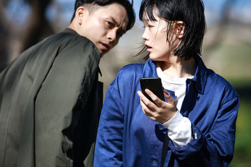 歩きスマホで男性にぶつかる女性