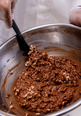  Mix Chocolate And Rice Popcorn In The Large Bowl