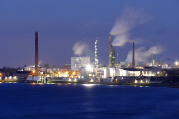 Industrie am Rhein in Duisburg Homberg