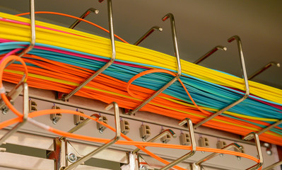 Netzwerk Switch und Netzwerkkabel Lichwellenleiter LWL in einem Rechenzentrum
