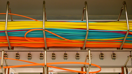 Netzwerk Switch und Netzwerkkabel Lichwellenleiter LWL in einem Rechenzentrum