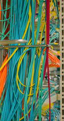 Netzwerk Switch und Netzwerkkabel Lichwellenleiter LWL in einem Rechenzentrum