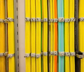 Netzwerk Switch und Netzwerkkabel RJ45 Patchkabel in einem Rechenzentrum