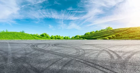 Gordijnen Racebaanweg en groene theeberg op een zonnige dag, panoramisch uitzicht. © ABCDstock