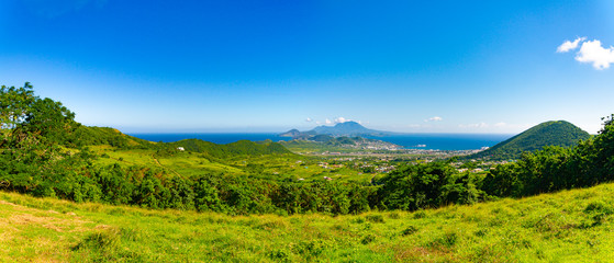Blick von St.Kitts auf Nevis