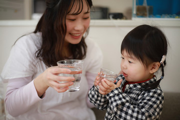 水を飲む親子
