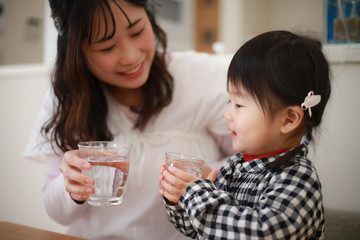 水を飲む親子