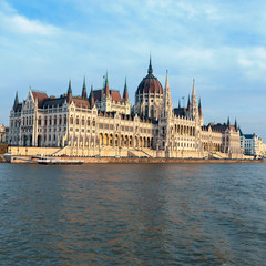 Fototapeta na wymiar beautiful building of the Hungarian parliament against the background of the river and blue sky