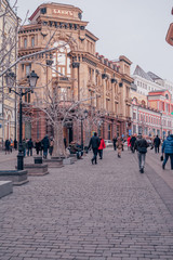 Obraz premium ludzie chodzą po ulicy