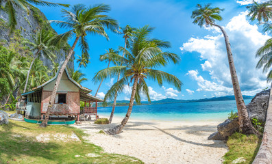 Kustlandschap van El Nido, Palawan Island, Filippijnen, een populaire toeristische bestemming voor zomervakanties in Zuidoost-Azië, met tropisch klimaat en prachtig landschap.