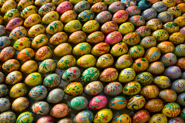 Fototapeta na wymiar Many beautiful multi-colored religious eggs lie nearby