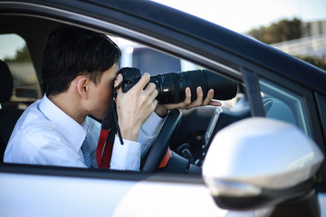 車内から写真を撮る男性