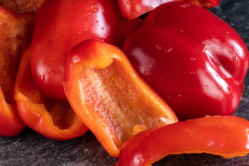 Geschnittene rote Paprika, aufgeschnittener Gemüse in der Küche