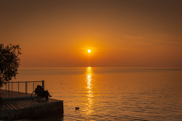 Liebespaar am See beim Sonnenuntergang