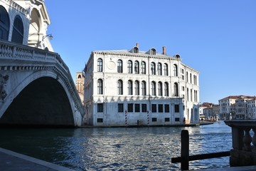 Naklejka premium Venezia ponte di rialto con vista canal grande