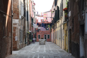 Venezia tipico campiello con pozzo antico in marmo