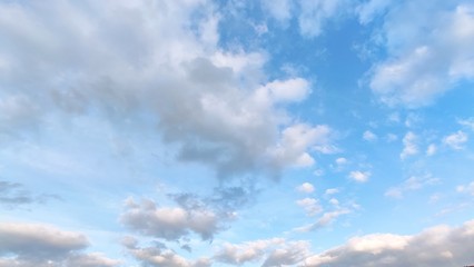 Fototapeta premium Błękitne niebo z białymi i szarymi chmurami. Szeroki 16: 9