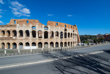 Obraz premium Following the coronavirus outbreak, the italian Government has decided for a massive curfew, leaving even the Old Town, usually crowded, completely deserted. Here in particular the Colosseum