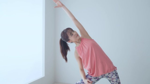 ヨガ　女性