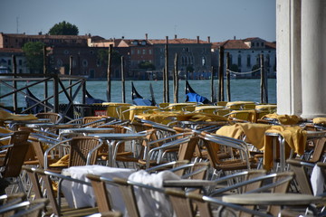 Venezia piazza san marco bar con tavolini e sedie giall